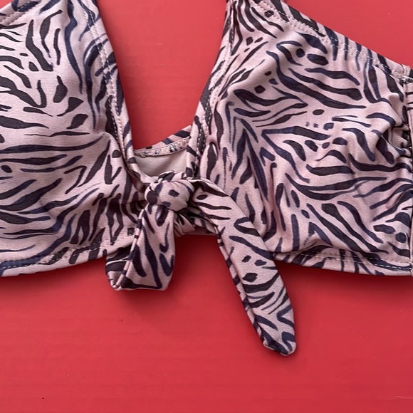 Womens or juniors size medium 4-6 xhilaration bathing suit top - Picture 3 of 7